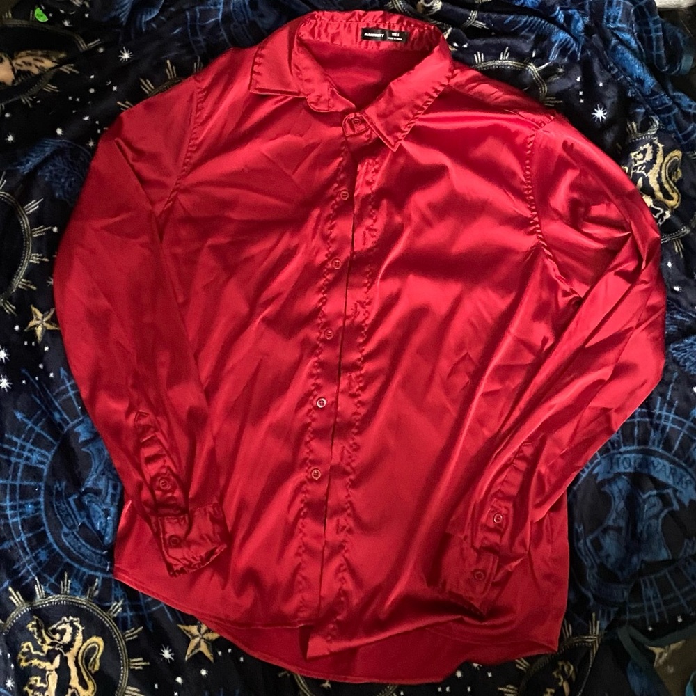 Manfinity Men’s dress shirt, size Small, scarlet red.